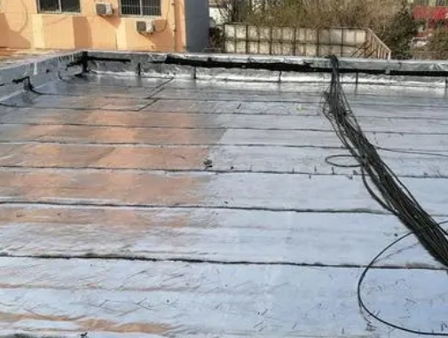清丰卫生间漏水维修公司分享下清丰屋面楼顶防水刚性防水层施工要点。